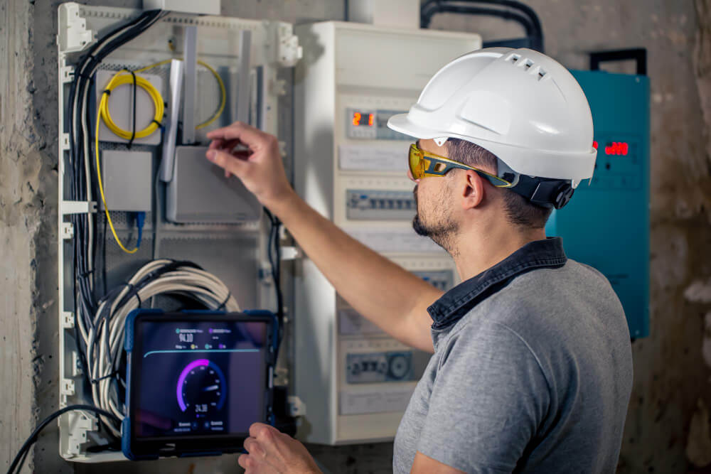 СИЗ для электромонтера, что выдать?